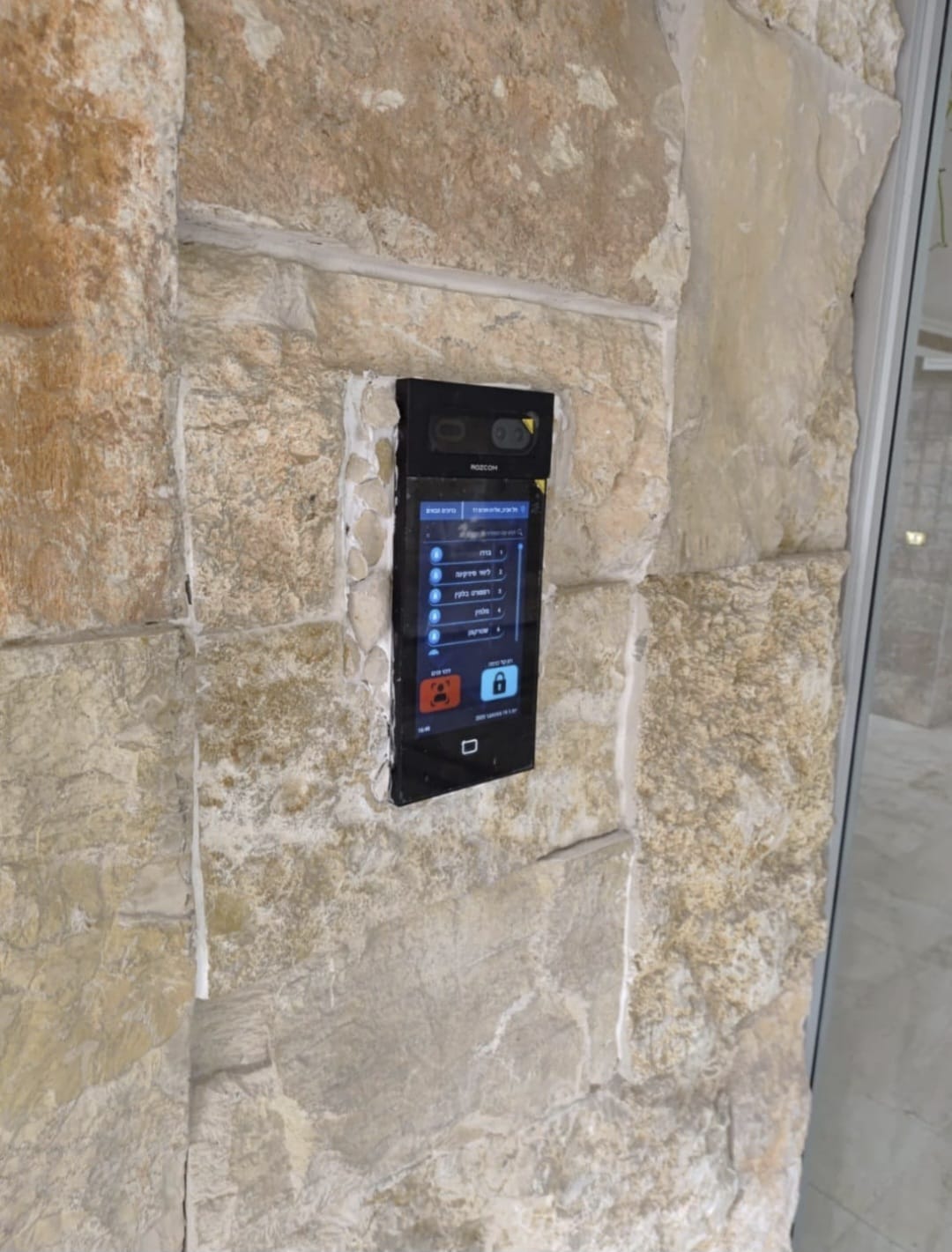 פאנל אינטרקום X502 מותקן בקיר אבן